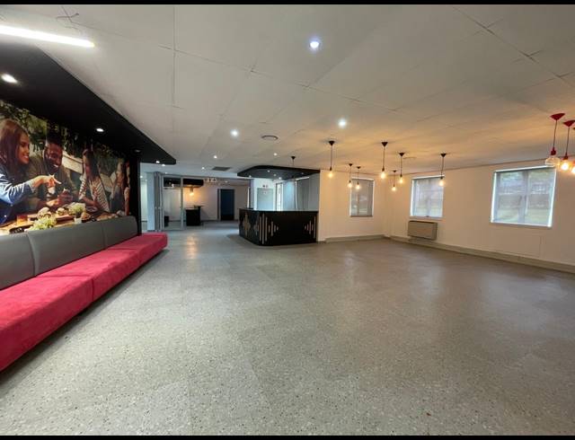 2,422M² OFFICE FOR SALE IN BRYANSTON